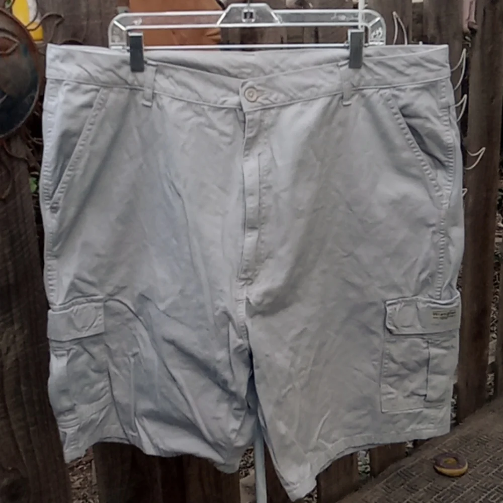 Men's shorts cream like no stretch size 42. Cargo. Wrangler.